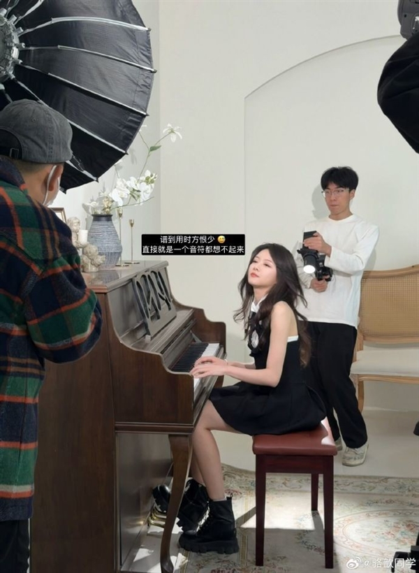 LPL美女主持骆歆晒出新写真 知性超美非常吸引人