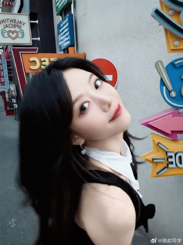 LPL美女主持骆歆晒出新写真 知性超美非常吸引人