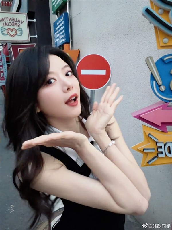 LPL美女主持骆歆晒出新写真 知性超美非常吸引人