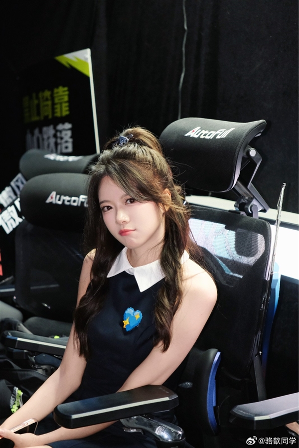 LPL美女主持骆歆晒出新写真 知性超美非常吸引人