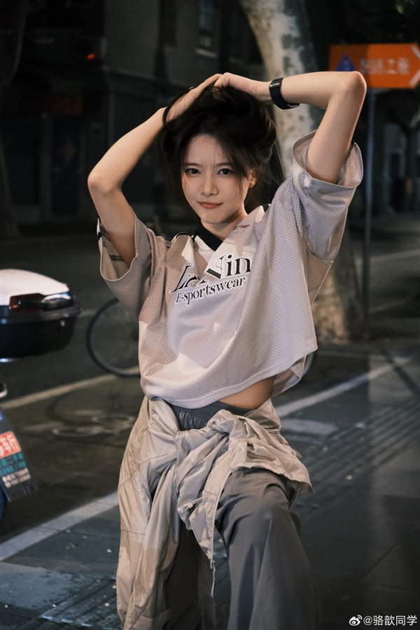 LPL美女主持骆歆晒出新写真 知性超美非常吸引人