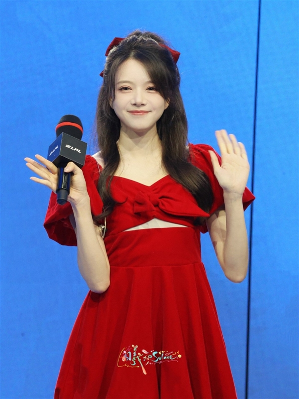 LPL美女主持骆歆晒出新写真 知性超美非常吸引人