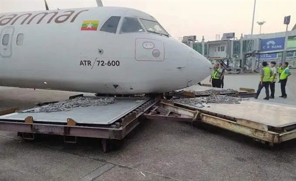 缅甸一客机滑行时疑 似刹车失灵：撞完空客A319又撞上板车