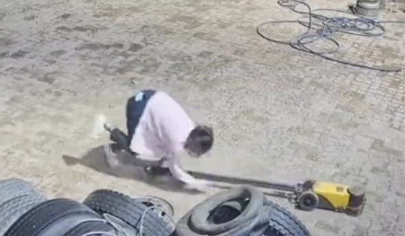 操作太危险！女子推液压千斤顶摔倒致脸部擦伤