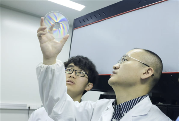 我国玻璃硬盘实现量产！一片能装2.5万部高清电影：数据保存10万年