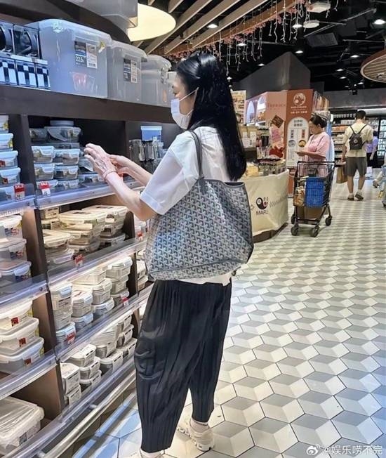 刘德华60岁妻子状态曝光 黑发浓密皮肤白皙紧致