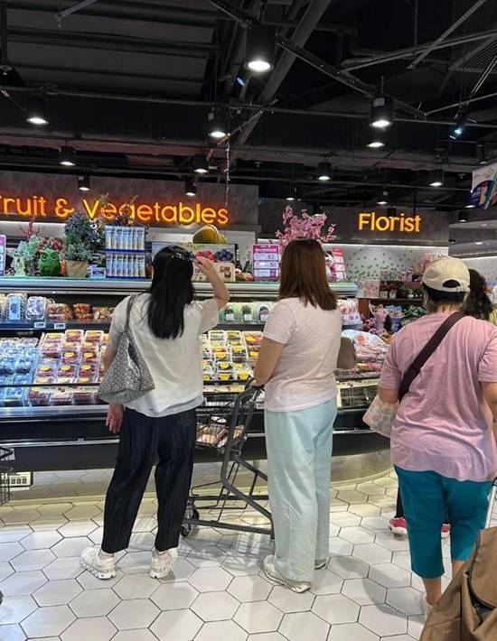 刘德华60岁妻子状态曝光 黑发浓密皮肤白皙紧致