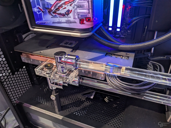 华硕RTX 5090彻底疯了！一条16针电源线48V电压、1000W功率