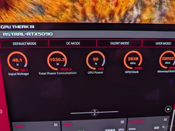 华硕RTX 5090彻底疯了！一条16针电源线48V电压、1000W功率