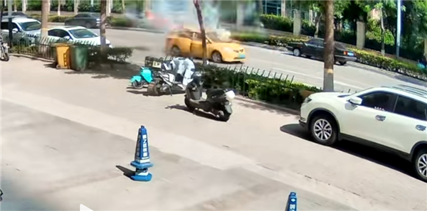 汽车行驶中突发爆炸大量碎片飞溅 当地回应：系油改气车辆 已移交官方