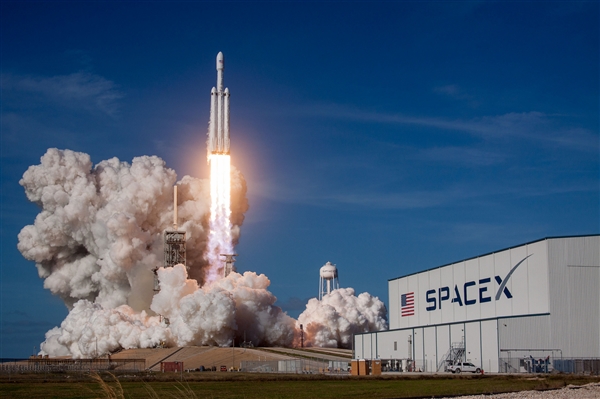 SpaceX完成750亿美元史上最大IPO：马斯克成人类首位万亿富翁