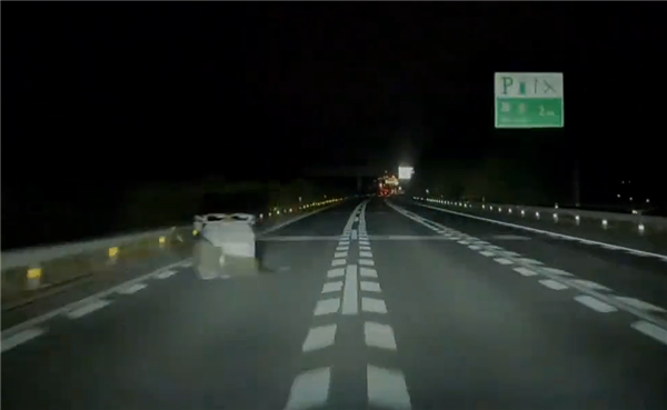夜间高速上突现异形障碍物 华为乾崑智驾时速115km丝滑避让