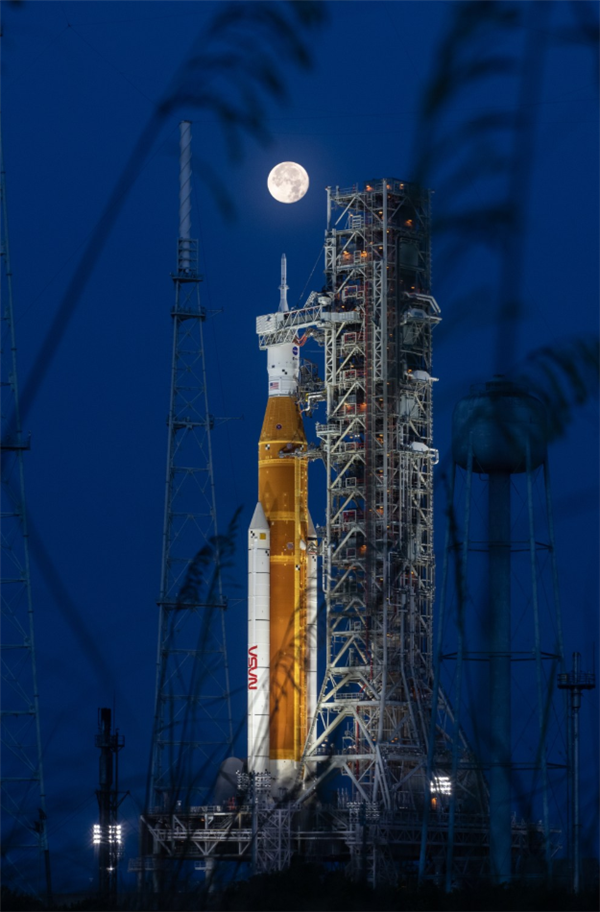 美国人重回月球的希望!NASA阿尔忒弥斯3号SLS火箭开始建造