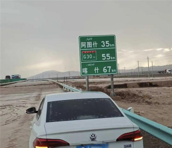 塔克拉玛干沙漠边缘地带现洪水 致多段高速公路中断