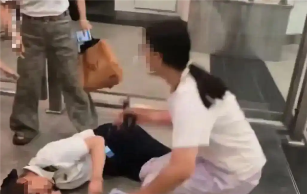 女子错过高铁辱骂殴打工作人员 摔坏视频记录仪 广铁通报：已被带走调查