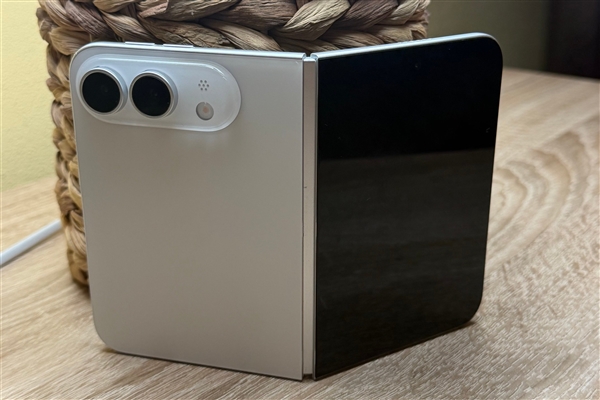 iPhone Ultra包装盒引发热议 网友怀疑是AI生成