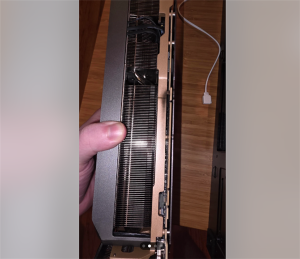离谱！RTX 5090玩游戏五分钟后炸冒烟了