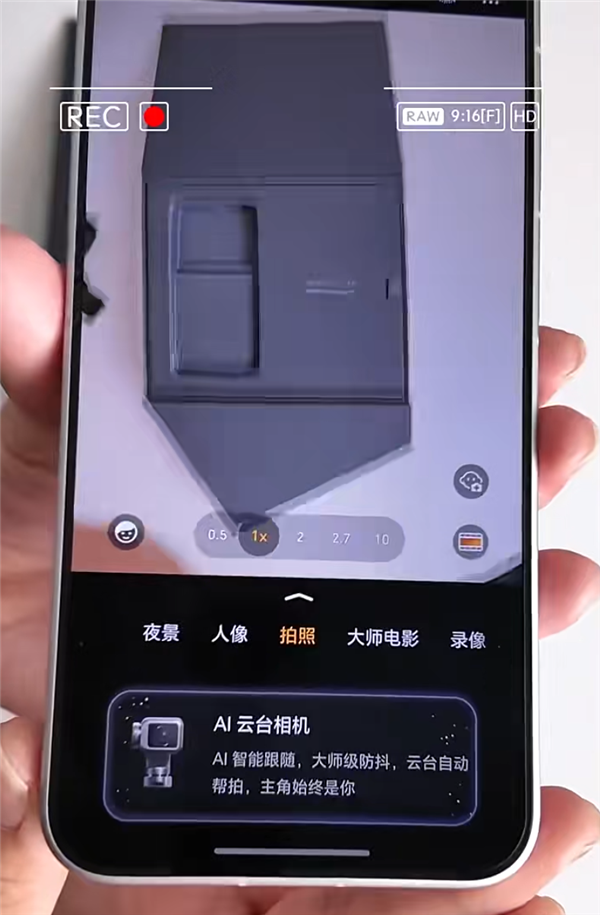 全球首台机器人手机！荣耀Robot Phone开箱：手机长出机械臂 太科幻了