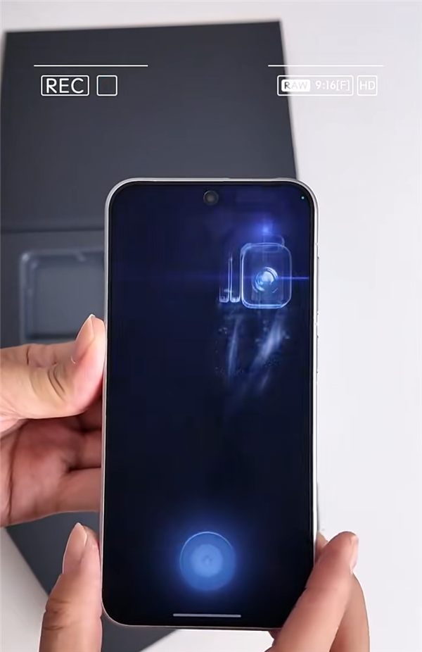 全球首台机器人手机！荣耀Robot Phone开箱：手机长出机械臂 太科幻了