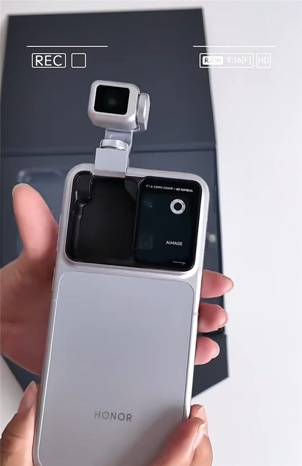 全球首台机器人手机！荣耀Robot Phone开箱：手机长出机械臂 太科幻了