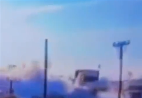 日本购物中心震后爆炸瞬间画面曝光:白烟喷涌 碎片击穿卡车