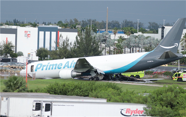 一架波音767货运飞机降落时冲出跑道撞车起火:至少5死