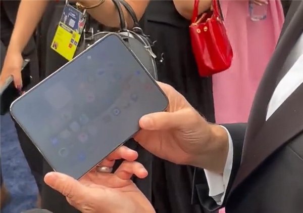 iPhone Duo可靠性翻车：影视飓风Tim在苹果总部掰一下就闪屏了