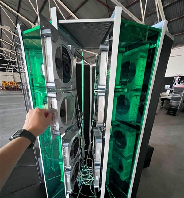 性能远超1976年原版!30台报废Mac Mini爆改超算Cray-1:算力达1.5 TFLOPS