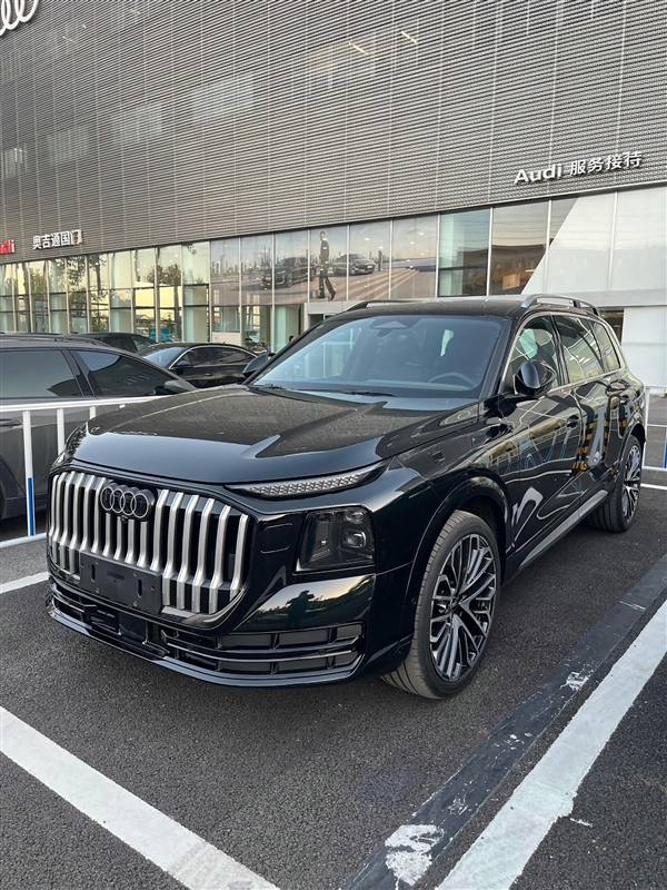 奥迪史上最大SUV！全新旗舰Q9实车国内现身：前脸或成大槽点